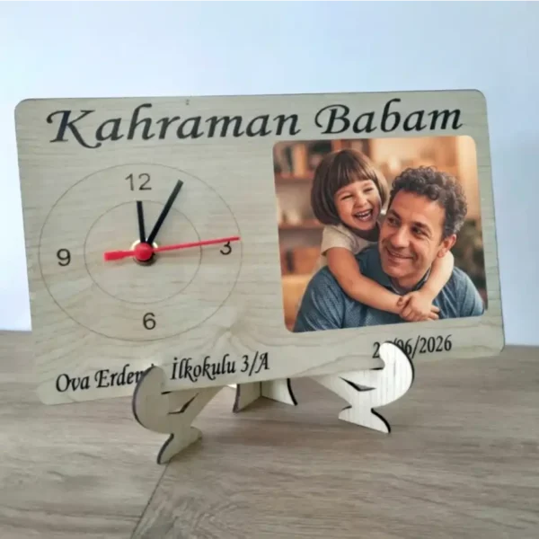 “Kahraman Babam” Tasarımlı Kişiselleştirilebilir Ahşap Masa Saati ve Fotoğraf Çerçevesi (15×25 cm)